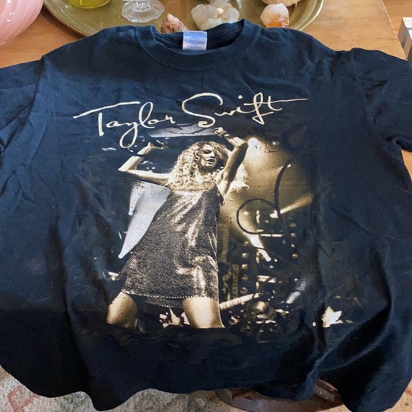 Taylor Swift Fearless tour tee - Picture 2 of 3